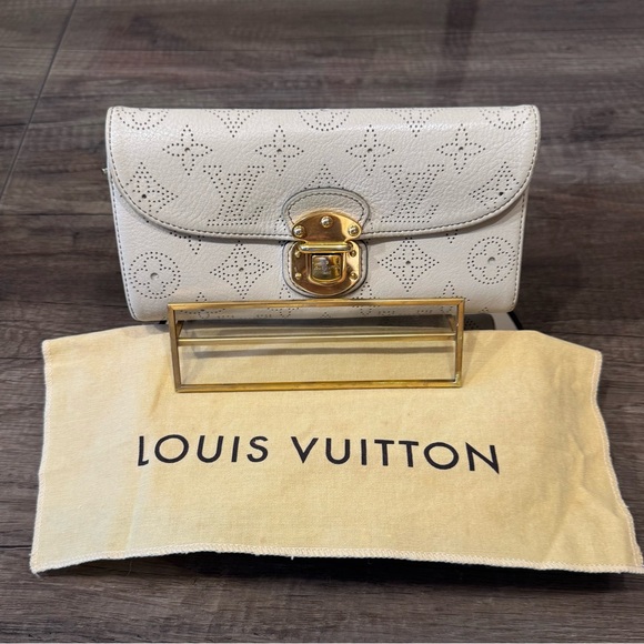 Authentic Pre-Loved Louis Vuitton Long Wallet Mahia Leather - Picture 1 of 14